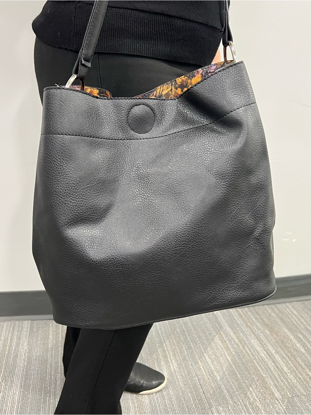 Carlos Santana Black Pebbled Leather Shoulder Bag - Picture 10 of 15
